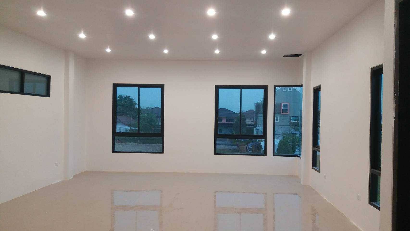 อาคารสำนักงานพร้อม โกดังให้เช่า ลําลูกกา คลอง 4 พื้นที่ใช้สอย 390 ตรม.